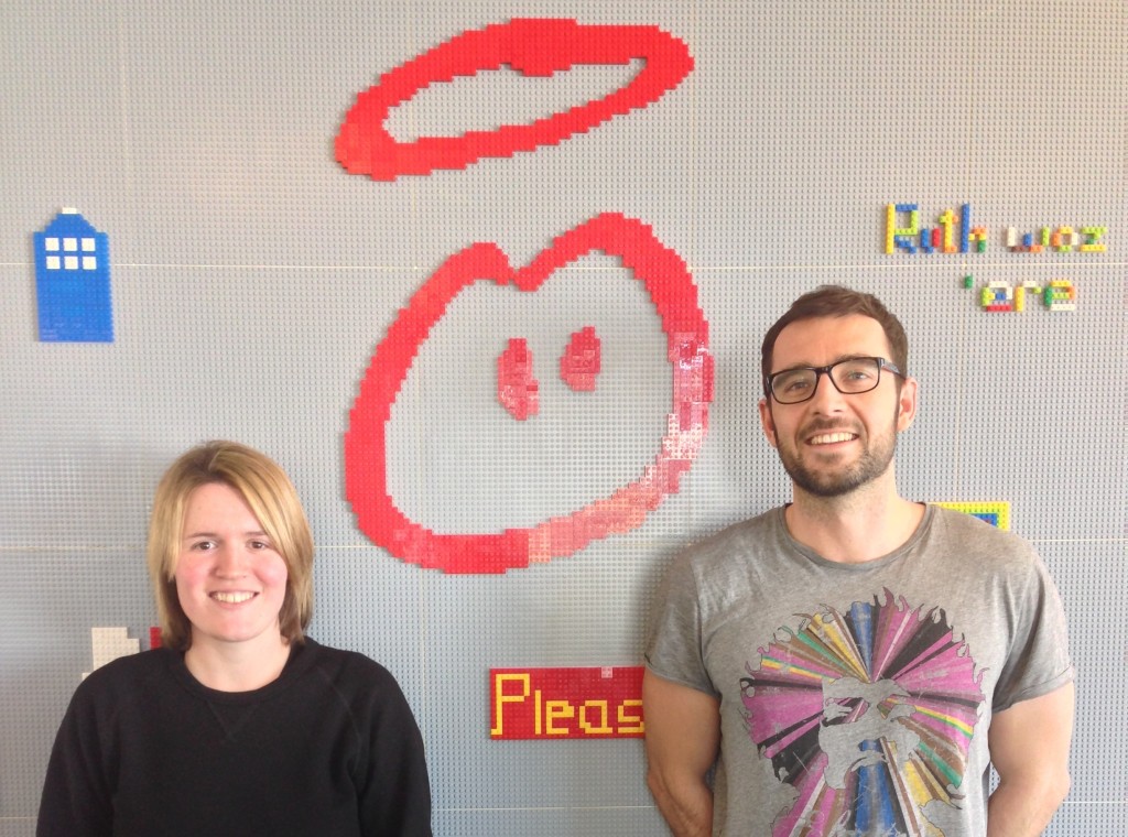 Equipo de Social Media de Innocent Drinks: Joe McEwan y Helena Langdon