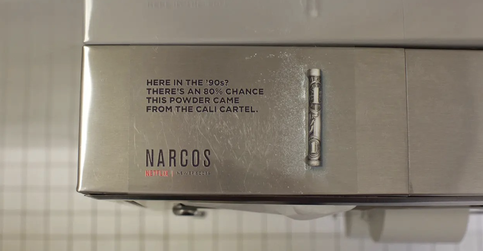 Audiense blog - Netflix promocionaba Narcos poniendo anuncios en los aseos de los clubes